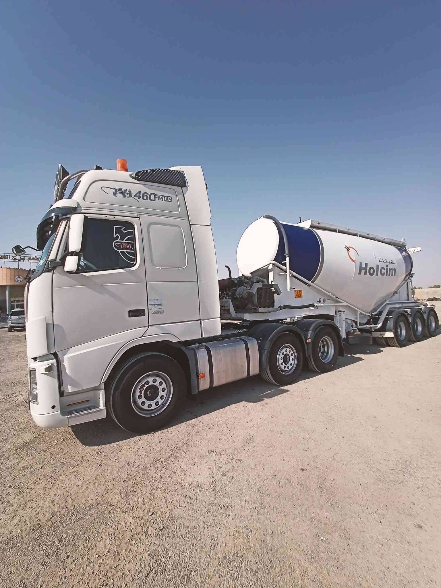 السلام عليكم فالفو 2004 كير ومكينة وشاصي وقمارة مكفولات مكينة 420 كير اوتوماتيك  سايلو تركي حمولة 36 طن دوز الماني ضاغطة ام الطير تخم تاير راس وعربانة
العنوان بغداد الكاضمية 
الاتصال ***********
