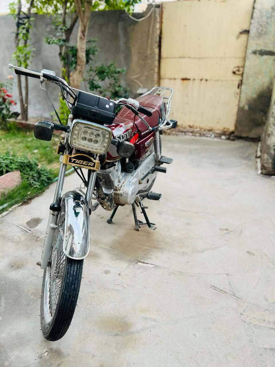 السلام عليكم تايكر موديل22 نضيفه برغي مامفتوح بيهه اوراق سكنر السعر 475 وبيها مجال العنوان المسيب
 الشراي يتصل
***********
