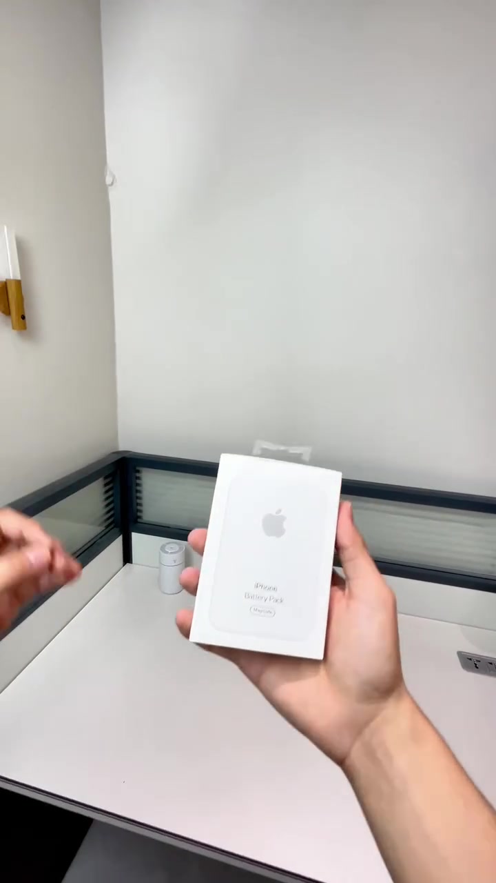 باور بانك مغناطيسي MagSafe للآيفون

اشحن جهازك بسهولة وبدون أسلاك مع بطارية MagSafe المغناطيسية المصممة لتلتصق مباشرة خلف هاتفك وتمنحك طاقة إضافية أينما كنت.

. شحن لاسلكي مغناطيسي سريع وثابت.

. يلتصق بإحكام مع أجهزة iPhone الداعمة لـ MagSafe.

. تصميم نحيف وخفيف مناسب للحمل اليومي.

. يوفر طاقة إضافية أثناء التنقل والسفر والعمل.

. حماية من ارتفاع الحرارة والشحن الزائد.
السعر 15 الف
توصيل 5


**إذا كنت صاحب هذا الإعلان وتريد حذفه لأي سبب، رجاءا أرسل رسالة إلى الدعم الفني**