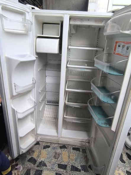 السلام عليكم ثلاجه ومجمده بيهه براد عل شغل العنوان البلديات شارع المصرف والسعر ،٢٥٠ ،) وبيه مجال ***********
