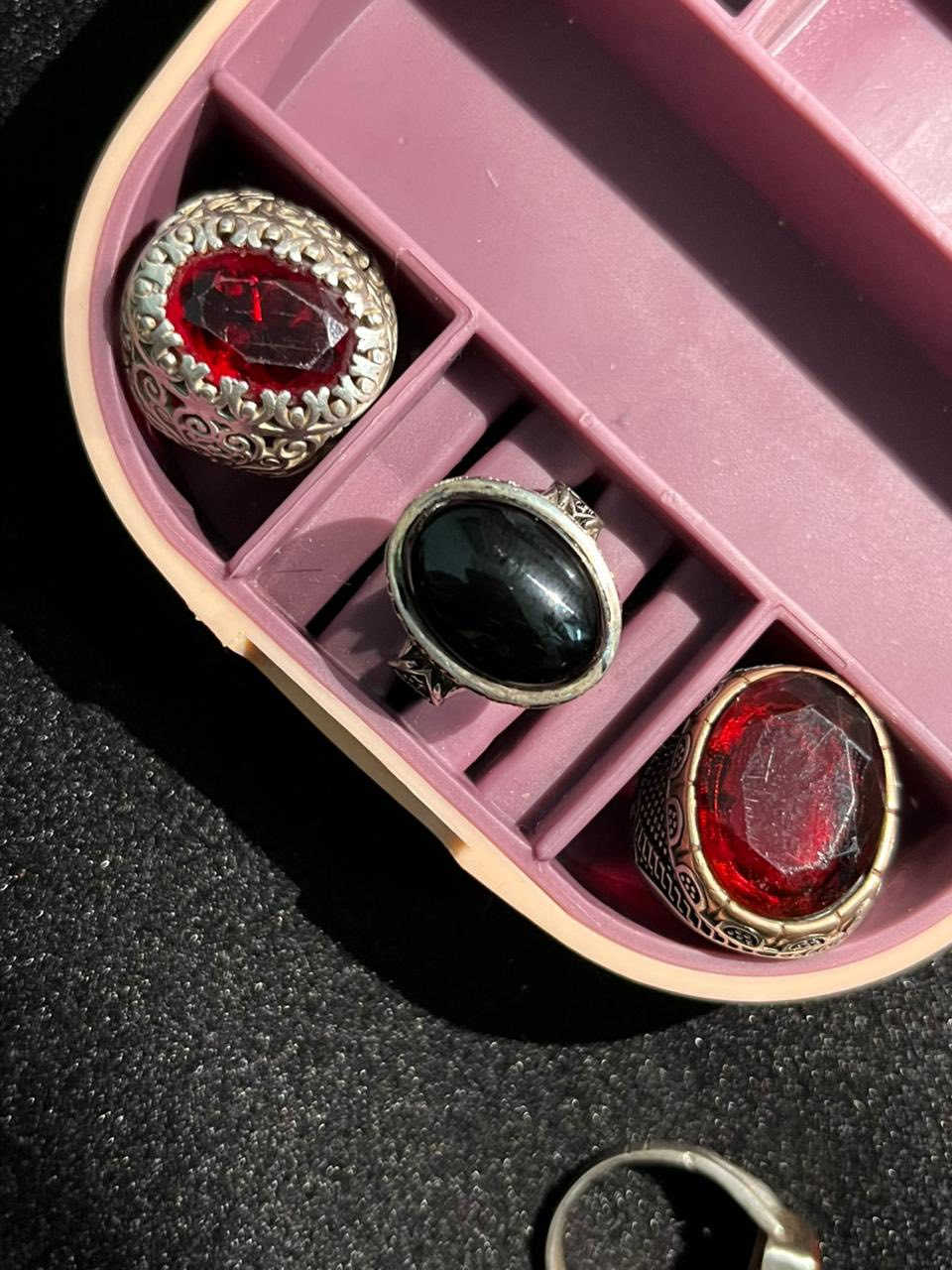 سلام عليكم اخوتي محابس فضة البيع ثنين ياقوتات واحد در نجفي والثانيات ماعرفهن السعر 250كلهن متواجد فيس وتساب ***********وشرط الياقوتات صاحيت متواجد توصيل جميع محافظات العراق
