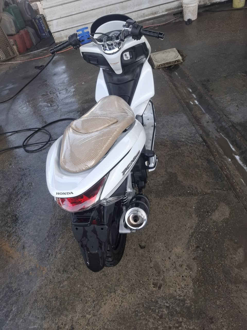 دراجة pcx  موديلهة 16 جيل اول
محركه 150 حساس حرف A 
ستان كهرباء 
 دراجة مصارلهة هواي نازلة رمبة سعرهة 1850 مكانه بغداد  الشعله
 الرقم ***********
