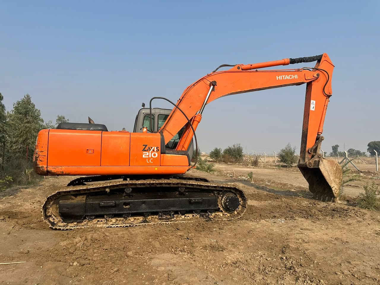 للبيع حفاره زت مديل2005 اصل شاصي 114 رقم الماني مكفوله كفاله عامه مضخه ومحرك وبم ونوزل وصفر جاج على وضع الشركه تبريد ابلادي  زناجيل وحداديه 100/100 الاتصال ***********
