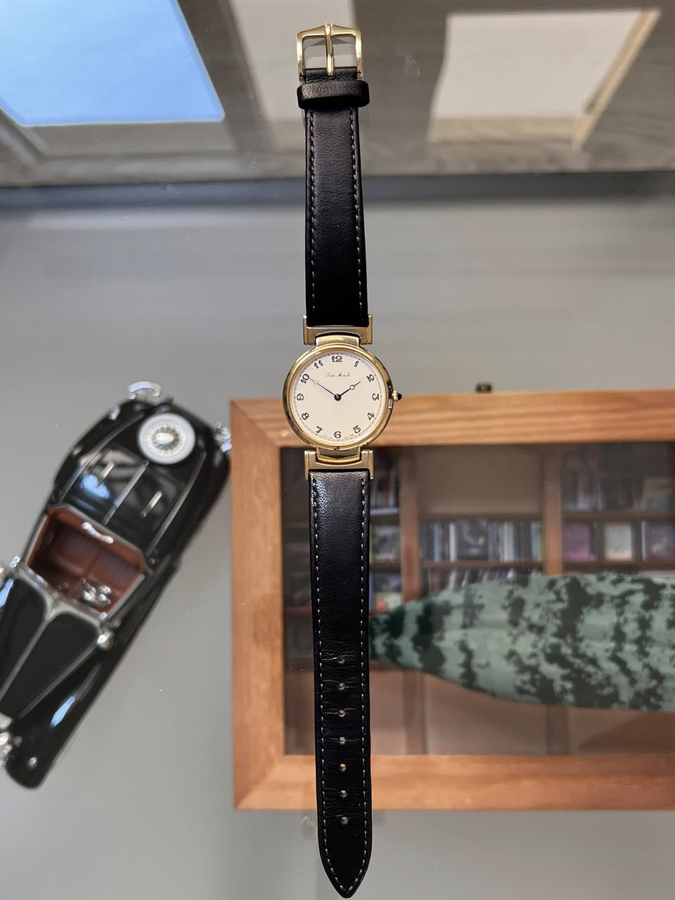 Time Module
• القطر: 32m
• السمك: 10m قشطة 
(تستخدم محركات يابانية دقيقة).
• المينا (Dial): لون أبيض ناصع مع أرقام عربية بتنسيق مميز وواضح.
• العقارب: تصميم كلاسيكي (Breguet style) يضفي لمسة فنية.
• الهيكل (Bezel): مطلي باللون الذهبي اللامع مع تاج (Crown) مرصع بفص أسود أنيق (Cabochon).
• المحرك: ياباني أصلي (Japan Movement) معروف بالدقة والاعتمادية.
• الحزام: جلد أسود طبيعي ذو ملمس فاخر مع مشبك ذهبي متناسق.
• الجزء الخلفي: ستانلس ستيل (Stainless Steel Back) للحماية من الحساسية والصدأ.
🔸السعر: 70,000 الف 
📞 للتواصل: عبر رسائل الصفحة أو على الرقم [***********]
