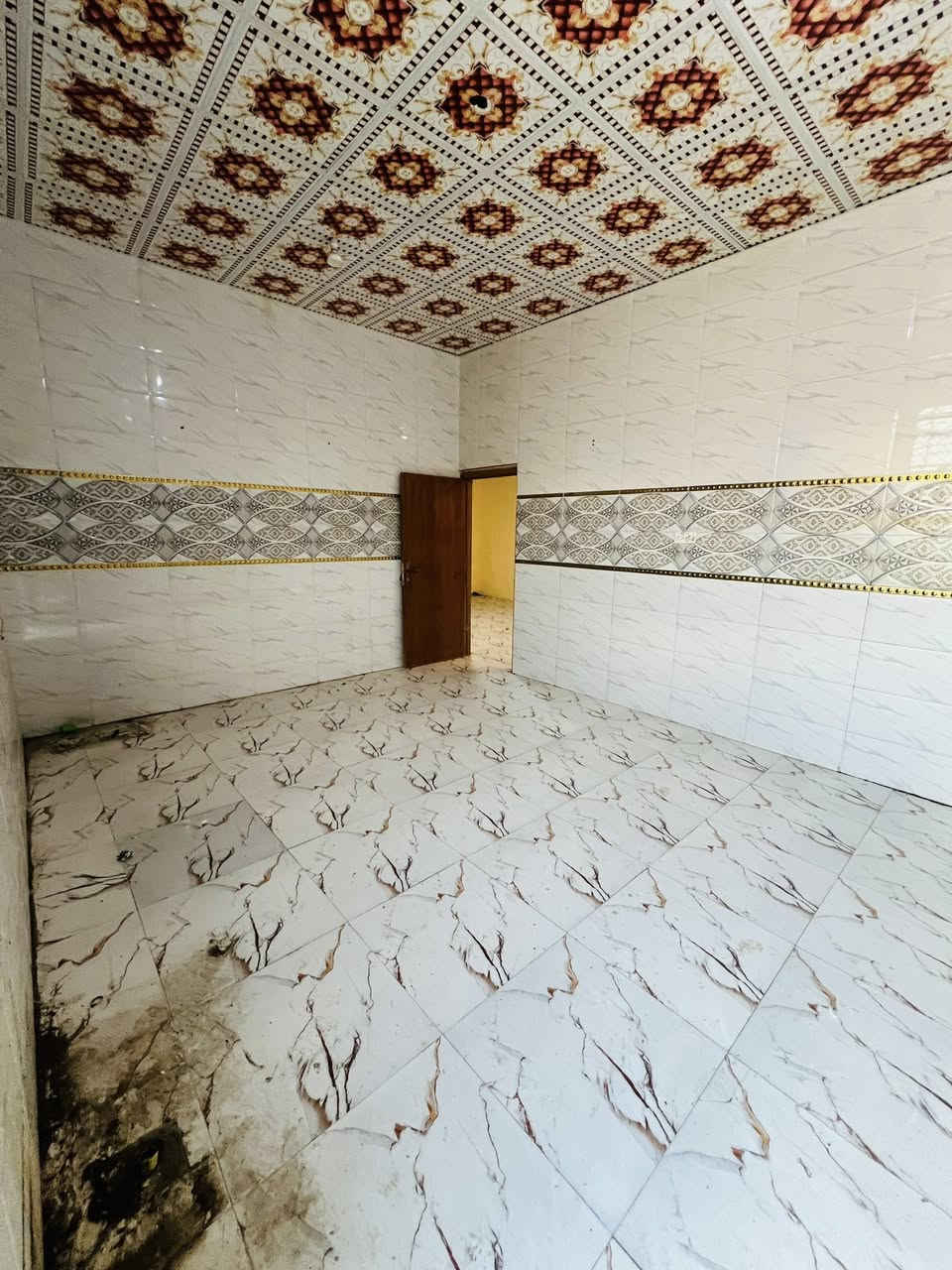 السلام عليكم ورحمة الله وبركاته🌹
اللاستفسار***********

دار سكن للبيع  🏭
المساحه200 م
جميع لخدمات متوفره 
منطقه سكنيه حلوه متربه 👍

محتويات البيت ⬇️ 
دوانيه 
وصاله
غرف نوم عدد 3
مطبخ
صحيات خارجي + داخلي

نوع العقار : طابو زراعي عراقي سند 25

العنوان : البصرة أبي لخصيب
كوت الحمداني شارع ابو دله 

سعر70 مليون وبي مجال
اللاستفسار : ***********
