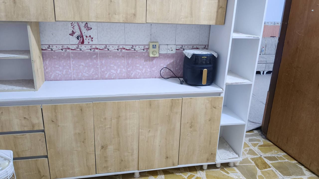 السلام عليكم
كاونتر mdf ثقيل متكون من قطعتين الاولى سنك مرمر طول متر ونص 
قطعة ثانية كبيرة طول 2متر و40 سم وارتفاع 2 متر و20سم  متكونة من طابقين طابق الاعلى من ستة رفوف نظام جكات ولمس وطابق الاسفل خانتين كبير وثلاث مجرات 
مع ملحق صغير للعرض
سعر 550 الف 
كربلاء 
***********
