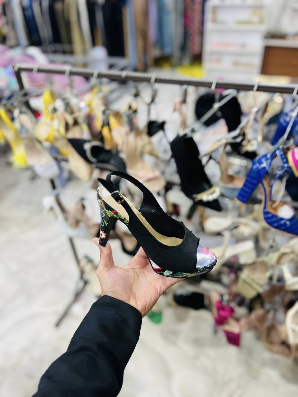 السلام عليكم .بضاعه صيفي نسائي بناتي .
العنوان .📍الشرقاط أجميله مقابيل كلية الهندسه.بيج المجمع aa31a8 .وحياكم الله …


**إذا كنت صاحب هذا الإعلان وتريد حذفه لأي سبب، رجاءا أرسل رسالة إلى الدعم الفني**