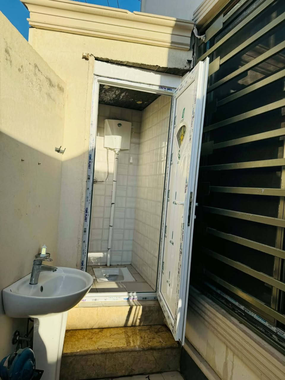 دار سكنية مميزة للبيع 🏡الموقع: المسيب قطع علي طليفح مقابل معمل الحرير
[اسم المنطقة] -حي الموضفين الثانيه
 المساحة: [٢٨٠ بالواقع حال  بالسند تحويل ٢٠٠ فقط 
نوع الطابو:رزاعي  (سند٢٥ جاهز للتحويل الفوري)📌 تفاصيل البناء والتصميم:عدد الطوابق: [طابق وانص / ]الطابق الأرضي: [استقبال، صالة، غرف نوم٢؟مطابخ ٢ حار بارد، مجمع صحيات ٢، كراج سيارة منور ٢]الطابق الثاني: [غرفة نوم سطح شتايكر ]عمر البناء:قبل سنه  [بناء جديد / نظيف جداً وجاهز للسكن]✨ الخدمات والمميزات:تتوفر خدمات كاملة (ماء، كهرباء وطنية وخط سحب، تبليط ركن كهرباء بوري سبالت دفن  ).منطقة هادئة، راقية، وقريبة من الأسواق والمدارس والمرافق العامة. البناء:قبل سنه  [بناء جديد / نظيف جداً وجاهز للسكن]✨ الخدمات والمميزات:تتوفر خدمات كاملة (ماء، كهرباء وطنية وخط سحب، تبليط ركن كهرباء بوري سبالت دفن 
السعر ١٩٨ وبيه مجال قليل ***********
