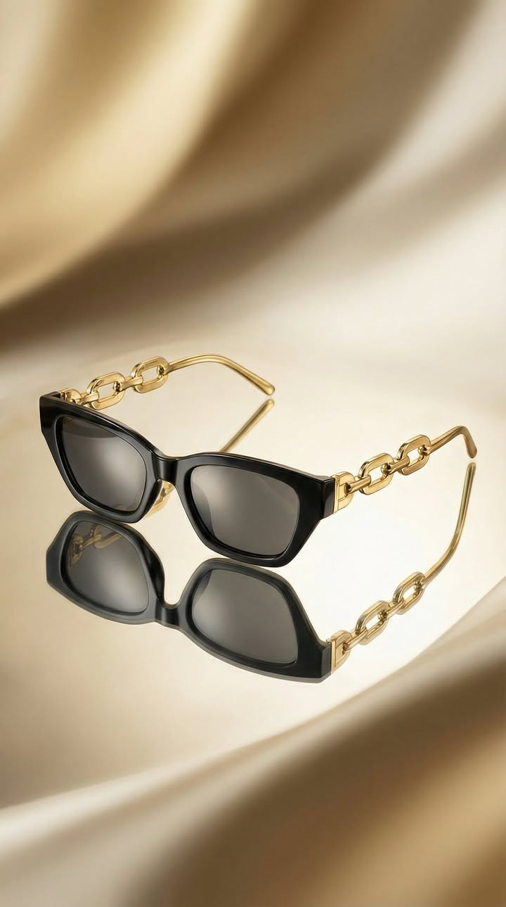 الإطار: إطار أسود لامع بتصميم "عين القطة" (Cat-Eye) المطور، مما يمنح الوجه تحديداً جذاباً ومظهراً عصرياً.

الأذرع: تتميز بأذرع ذهبية فريدة على شكل سلسلة معدنية (Chain Link)، مما يضفي لمسة من الفخامة المستوحاة من تصاميم المجوهرات الراقية.

العدسات: عدسات داكنة توفر حماية كاملة من الأشعة فوق البنفسجية، مع الحفاظ على وضوح الرؤية وخصوصيتك بأسلوب راقٍ.

المناسبة: مثالية للإطلالات الرسمية، والاجتماعات الخارجية، أو لإضافة لمسة "دراماتيكية" أنيقة على ملابسك اليومية البسيطة.

ملاحظه بدون حافظه تاتي النظاره


**إذا كنت صاحب هذا الإعلان وتريد حذفه لأي سبب، رجاءا أرسل رسالة إلى الدعم الفني**
