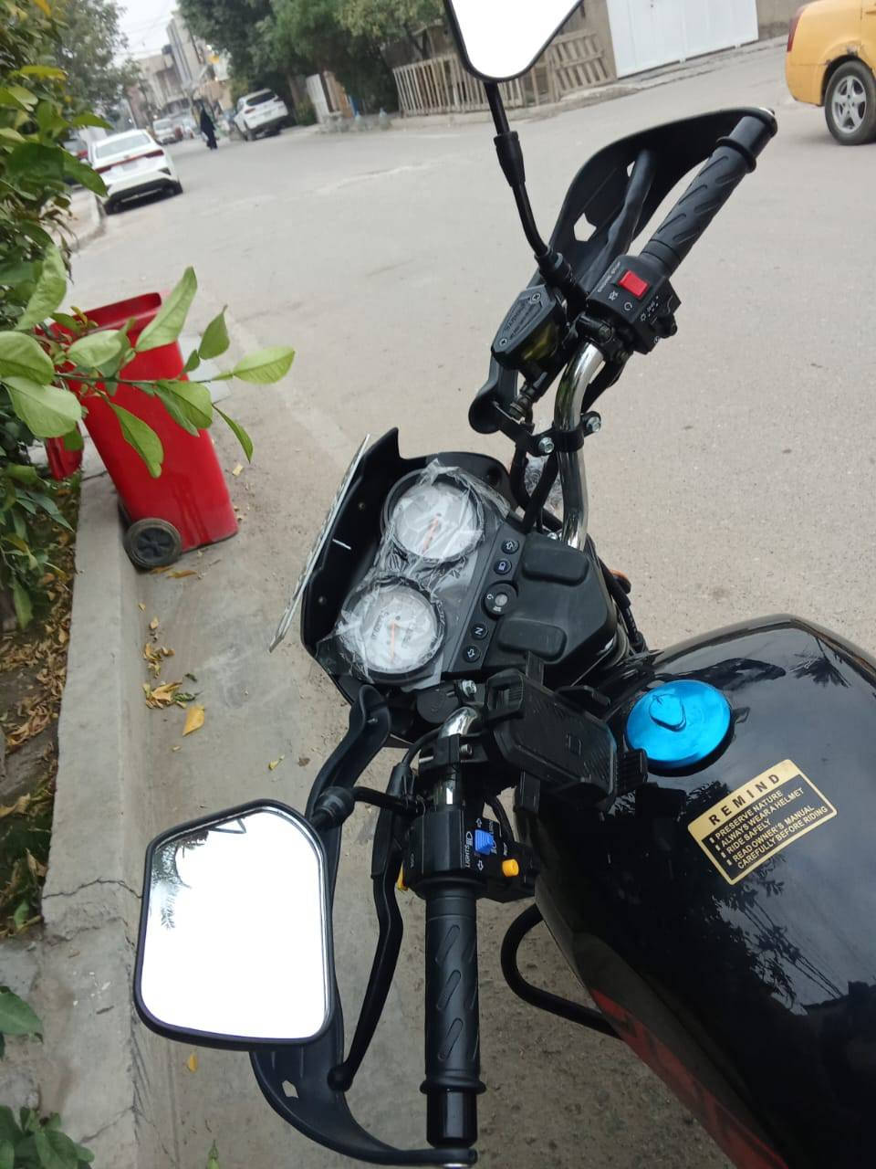 السلام عليكم دراجة دايون اخذتها قبل 12 يوم فقط   بعدها بجيس 2025جبلي محرك 200 مرقم   جديدة بلباكيت صار 12يوم فقط من اخذتها ***********
