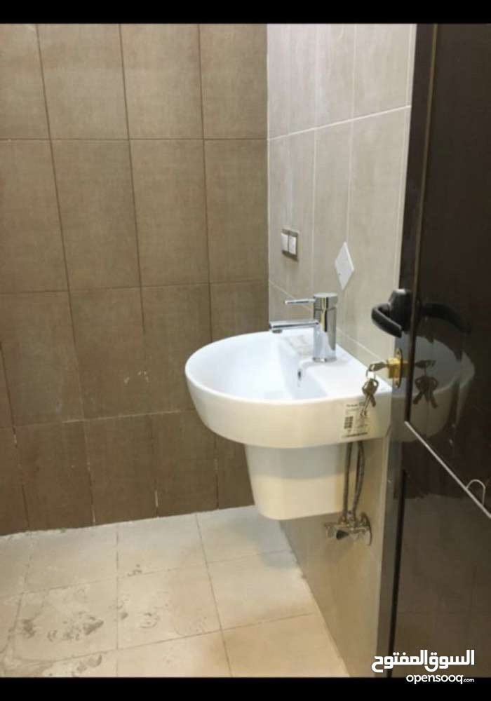 شقة طابق ارضي للايجار التجاري - تصلح مكتب او عياده - في اليرموك - على الشارع التجاري - قرب جامع
الداخليه - تتكون من غرفه وصاله وصحيات ومطبخ - لها باب خلفي يطل على سكة القطار (زنجيل) الايجار 900 الف دينار شهرياً للاستفسار ***********
