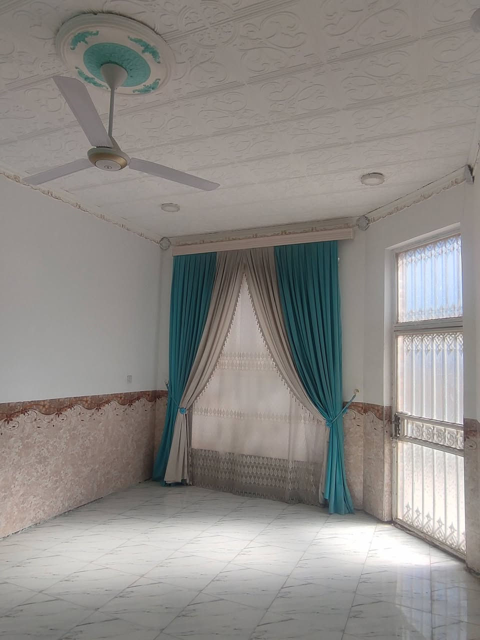 دار للبيع
دار للبيع مساحه 290 واقع حال طابو زراعي سند 25مساحه 250  الموقع قريب حي الحوراء مجاور حسينه عبد الخضير 

غرفتين  مساحه الواحده5*4
صاله7*4
مطبخ5*4
استقبال7*4

يحتوي على مناور عدد 2 و وكراج سيار 
ويحتوي صحيات داخليه و خارجيه 
ويحتوي على حديقه 

للاستفسار الاتصال ***********
