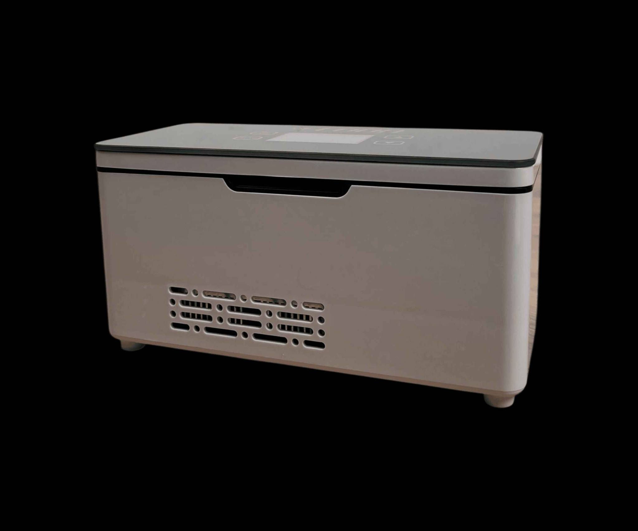 الاستخدامات

حفظ الأنسولين والأدوية الحساسة للحرارة أثناء السفر أو التنقل

مثالية للاستخدام في المنازل، المكاتب، المستشفيات، الصيدليات، والسيارات

مناسبة لحفظ الإنترفيرون، اللقاحات، والمستحضرات البيولوجية الأخرى التي تتطلب تبريدًا ثابتًا

مفيدة للمرضى الذين يحتاجون لنقل أدويتهم بأمان في الرحلات الطويلة أو درجات الحرارة العالية

المميزات

تعتمد على تقنية التبريد الحراري بالشرائح شبه الموصلة (Semiconductor Cooling) لتوفير تبريد فوري وثابت بدون ضوضاء أو انبعاثات

شاشة LED ذكية تعرض درجة الحرارة الحالية والطاقة وحالة المروحة بوضوح

إمكانية التحكم بدرجة الحرارة من 0 إلى 18 درجة مئوية حسب الحاجة

نظام طاقة مرن يعمل بعدة طرق

1. بطارية ليثيوم مدمجة قابلة للشحن (نموذج NCR18650B)
2. محول كهربائي منزلي AC 220V
3. كابل USB للطاقة عبر السيارة أو الباور بانك

مدة تشغيل البطارية من 4 إلى 10 ساعات حسب درجة حرارة البيئة

خاصية الشحن الذكي التي تسمح باستخدام الجهاز أثناء الشحن

تصميم مدمج وخفيف الوزن يسهل حمله في الحقيبة أو السيارة

نظام أمان مدمج للحماية من الحرارة الزائدة أو الشحن المفرط

تبريد سريع مع مروحة تبديد حرارة فعّالة تضمن ثبات الأداء

المواصفات التقنية

نطاق التبريد: من 0 إلى 18 درجة مئوية

الجهد الكهربائي: DC 5V خارجي

قدرة التشغيل: 10 واط عند استخدام الكهرباء الخارجية  5 واط عند استخدام البطارية

محول الطاقة: إدخال AC 220V، إخراج DC 5V 3A

سعة البطارية: 1600mAh – بجهد 3.7 فولت

عمر البطارية: من 4 إلى 10 ساعات حسب درجة الحرارة المحيطة

مدة الشحن: 3–5 ساعات أثناء التشغيل، أو 2–3 ساعات في وضع الإيقاف

التبريد: بدون فريون – صديق للبيئة

الملاحظات

يمنع وضع سوائل مباشرة داخل الثلاجة لتفادي التلف

يجب الحفاظ على فتحات التهوية غير محجوبة أثناء الاستخدام أو النقل

يُفضل شحن البطارية كل 3 أشهر عند عدم الاستخدام الطوي بغداد, العراق


**إذا كنت صاحب هذا الإعلان وتريد حذفه لأي سبب، رجاءا أرسل رسالة إلى الدعم الفني**