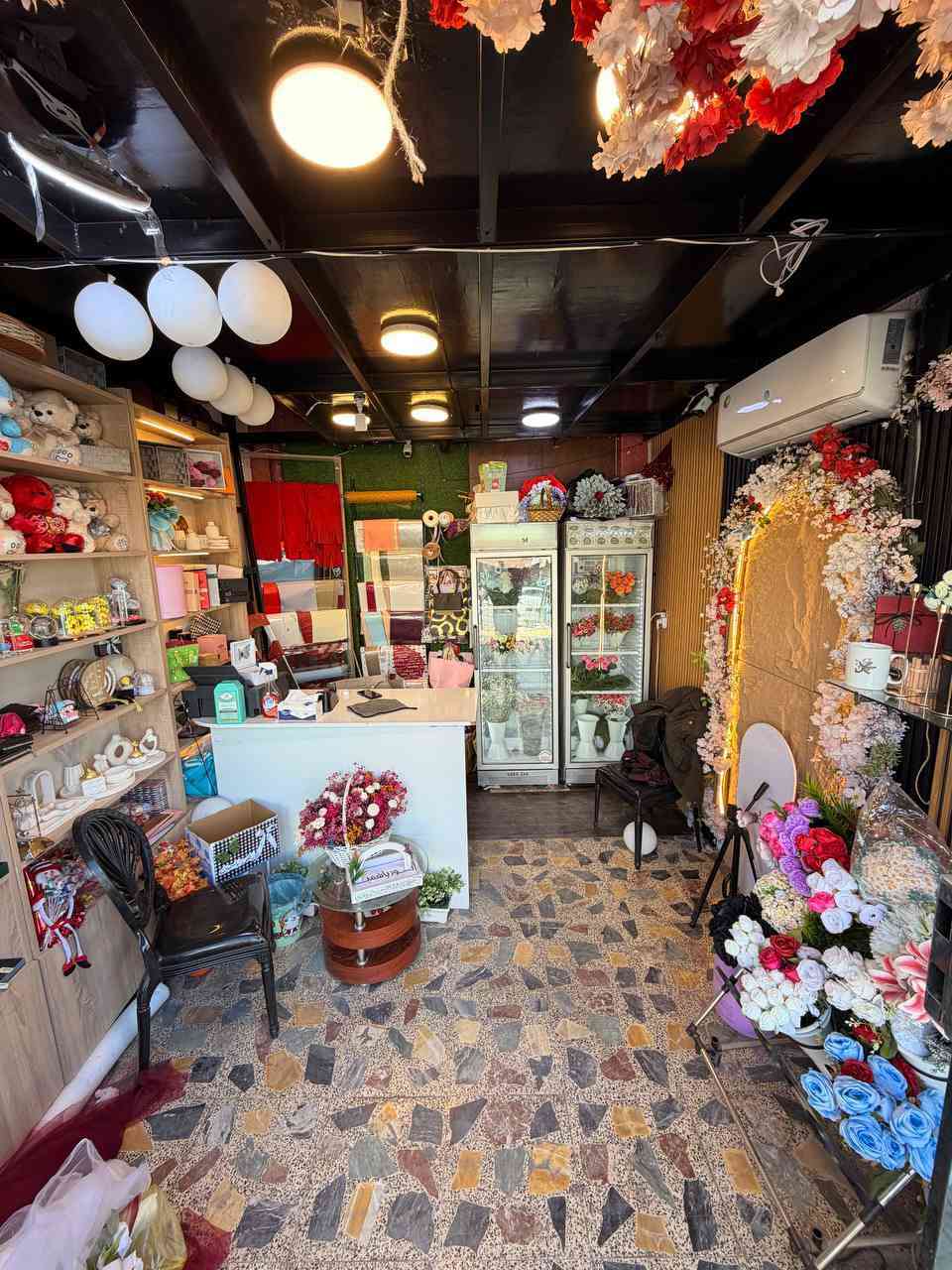 محل ورد وهدايا للبيع .... ( ايجاره شهري ٣٠٠ الف ) 
برادات ٢ 
سبلت جداري شغال 
فاترينات ٣ 
طابعه ابسون شغاله
سستم كامرات ٤ + شاشة كامرات 
ميز  كراسي عدد ٣ 
هدايا - بوكسات - دببه - كامل ملحقاته 
مخزن طابق ثاني ستاند جلادات 
ستاند ورد صناعي 
مخزن بي هواي امور تزيين سيارات ورد صناعي وغراض  
الموقع / كربلاء حي الموظفين شارع اعدادية جمانة مقابيل كوفي شاي ونعناع 
للاستفسار : ***********
اتصال وواتساب
