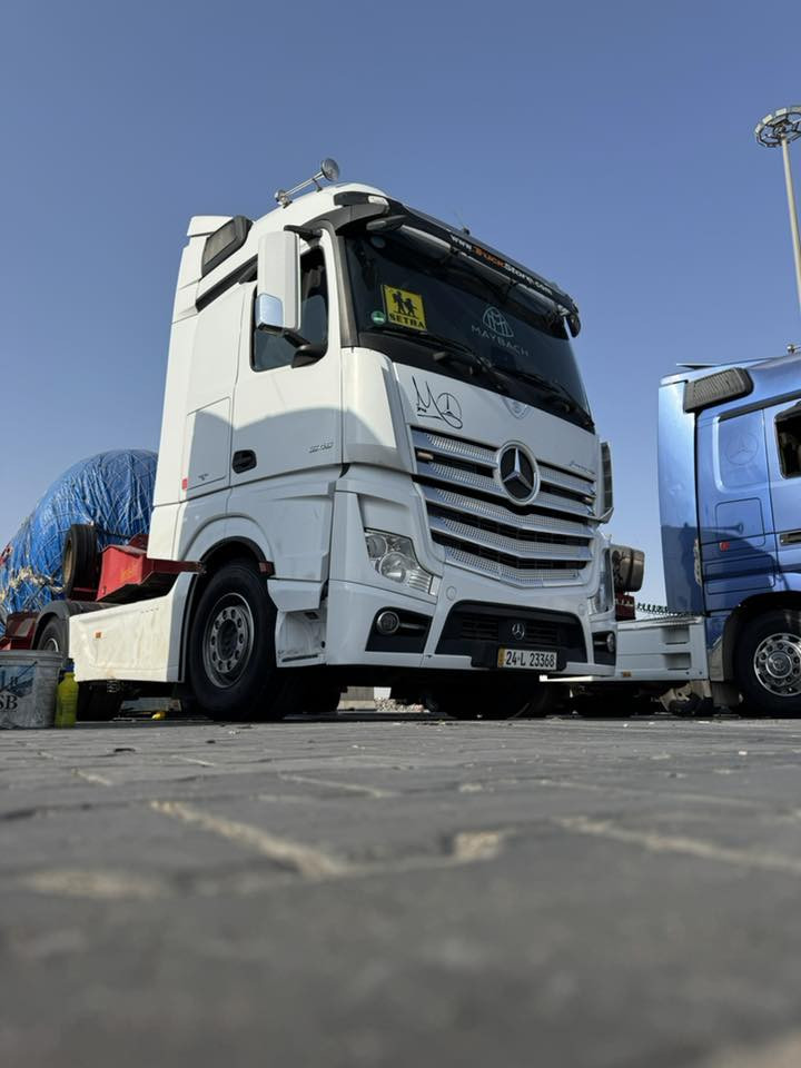 سلام عليكم سياره لودر للبيع راس وحش موديل 2016 جانبو موصفات السياره رتايدر سقف ليزر علامه ضوئيه تبريد ثلاجه صوبه كامره حساس سبايدرات هورنات بلادي تخم تاير  رقم دهوك راس فقط يعني مامربوطة تحويل مباشر العربانه  تركيه تخم تاير طول 10م عرض 3م ارتفاع 105 جاهزه للعمل للستفسار 
*********** مكان السياره ديالى
