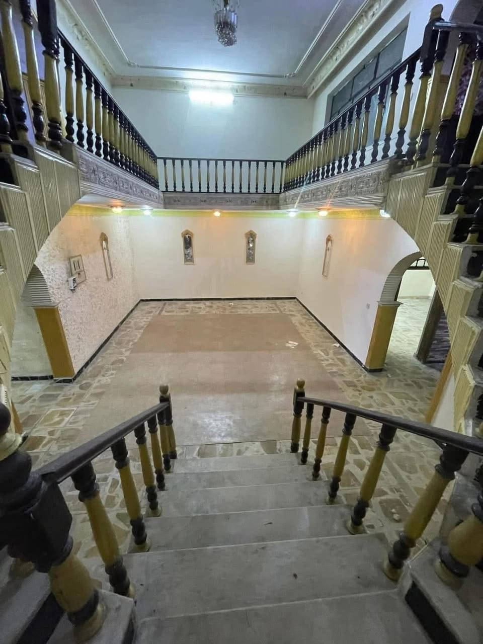 بيت للايجار 300م (نظيف جدا) (#تجاري_سكني)
تفاصيل العقار:- مدخلين
الطابق الارضي كراج حديقة صالة استقبال كبير وخدمات صحية وغرفتين نوم وهول حولي ومطبخ كبير

الطابق الثاني ثلاث غرف نوم (وحدة سويت) وخدمات صحية وهول حولي

الموقع:- على شارع المركز نفسسسسة (موقع تجاري) قرب الدخول موقع مميز 

السعر : مليونين و750 الف  اذا كانت مقدمه 3 اشهر) 
ومليونين و500 الف (اذا كانت مقدمه 6 اشهر او سنه ) 
للاستفسار :***********

العقار حصرا لدى الكوخ للتطوير والاستثمار العقاري
