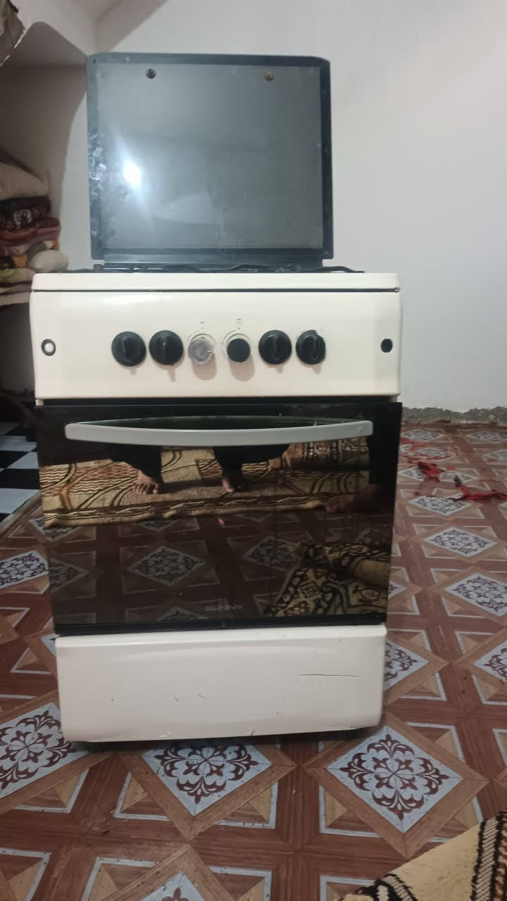 طباخ فريش شغال اربع مشاعل وفرن السعر50/***********
