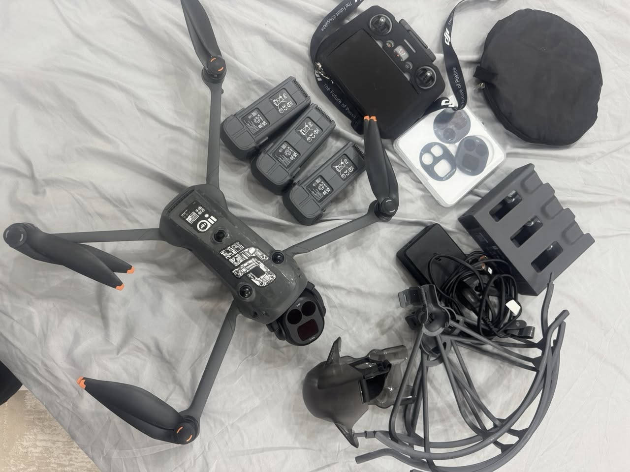 السلام عليكم 🌿

للبيع درون DJI Mavic Pro 4
الحالة: شبه جديد – استخدام أقل من 3 ساعات فقط

🔹 المواصفات والملحقات:
 • كامل مع جميع ملحقاته الأصلية
 • سيت عدسات إضافية
 • جنطة كاربون فايبر
 • درع مراوح
 • قاعدة هبوط (H)
 • درع الجويستك
 • حماية شاشة الجويستك
 • درع الكمبل
 • حبل DJI للجويستك
 • أرجل هبوط

📌 الجهاز نظيف جداً وجديد تقريباً

📲 للاستفسار والتواصل واتساب فقط:
***********
