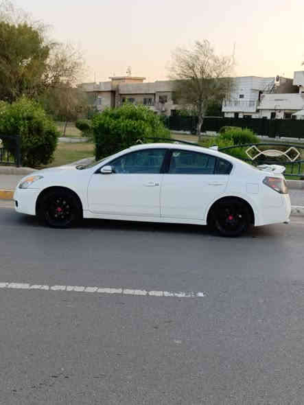 نيسان التيما 2008 خليجي محرك اربعه سلندر 2500 اقتصادية جدا جدا شلعتها ممتازه كير محرك تمام تبريد باتري جديد شاشه كامره دواره دوشمه جلد كاعيات اصليه بصمه تشغيل بصمه ابواب سستم سماعات بوز اصلي ضربتها جاملغ خلفي مصبوغه عام لغود شواصي مكفوله تكم قماره  مكفوله رقم بغداد دولي انكليزي باسمي تحويل مباشر عنواني بغداد قرب العاب السيديه السعر 67 وبيها مجال 
*********** بغداد
