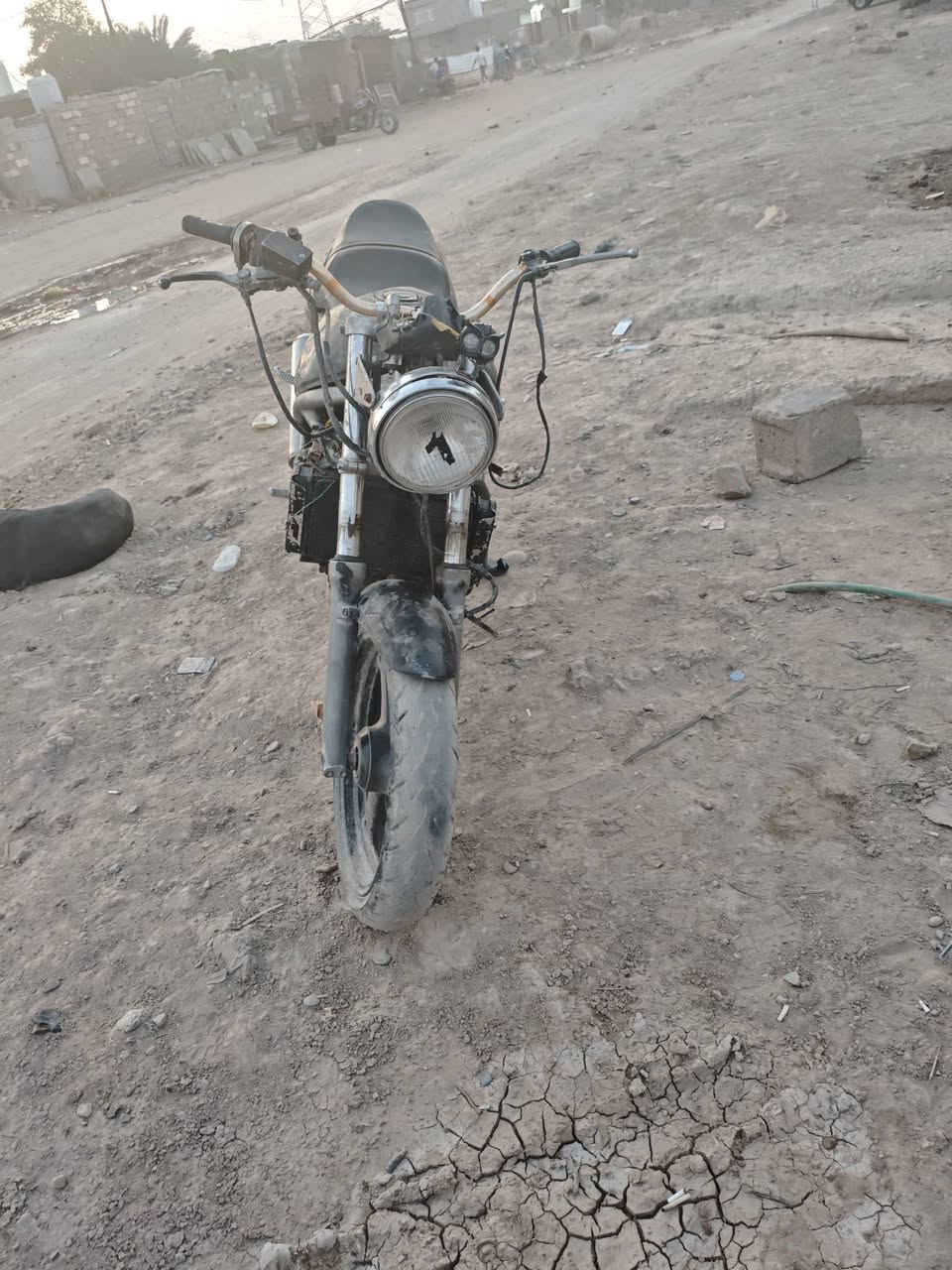 سلام عليكم بانده ربع محرك شغال يرادلها باتري وشويه ترتيبات سعر 250وبيها مجال
عنوان ديالى الكاطون 
***********
