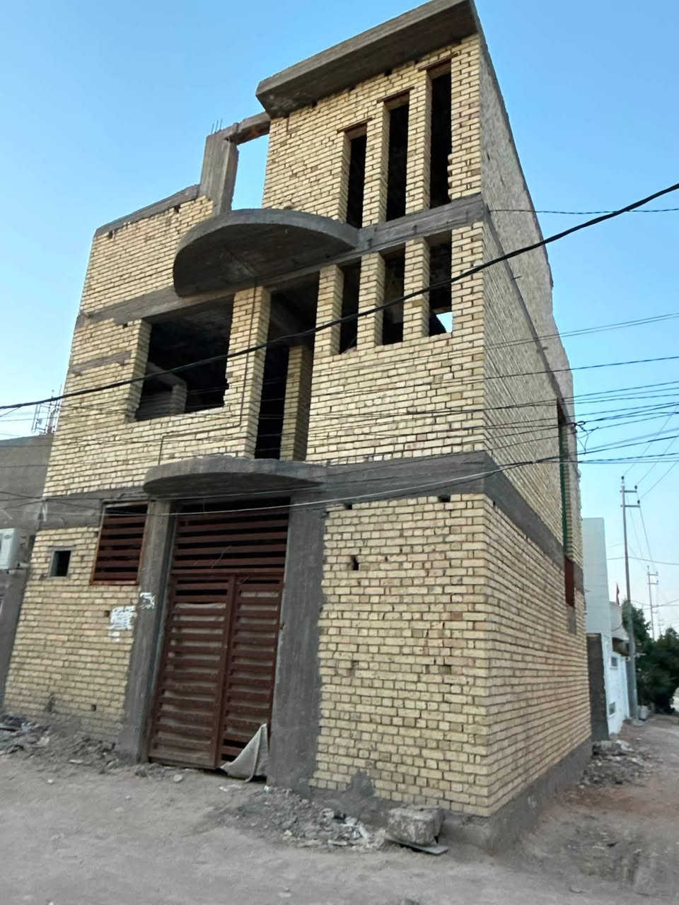 🏡 بيت ركن داخل الفرع للبيع – فرصة ممتازة للسكن في كربلاء المقدسة

📍 العنوان:
كربلاء – كنطرة السلام – شارع المدرسي
يبعد حوالي 4 كم عن مرقد الإمام الحسين (ع)، ويقع على طريق الزوار، مما يجعله موقعًا مميزًا للسكن أو  حسينية.

📐 مواصفات العقار:

* المساحة: 75 متر مربع.
* ركن على شارعين داخل الفرع .
* طابقان مع مخزن علوي كبير بمساحة الصالة.

🏠 تفاصيل البناء:

الطابق الأرضي:

* صالة استقبال.
* مطبخ.
* حمام داخلي.
* حمام خارجي.

الطابق الثاني:

* صالة.
* غرفتان نوم.
* كل غرفة تحتوي على حمام خاص.

الطابق الثالث:

* مخزن كبير بمساحة الصالة، قابل للاستفادة منه بعدة استخدامات.

🧱 مواصفات الإنشاء:

* بناء طابوق جمهوري درجة أولى.
* صبة أرضية كاملة.
* سقف مخدة وحصيرة بتنفيذ درجة أولى.
* تأسيس الماء والكهرباء والمجاري كامل.

🔨 المتبقي لإكمال البيت:

* الجص.
* البورك .
* الأرضيات.
* الشبابيك.

✅ مميزات العقار:

* موقع ممتاز على طريق الزوار.
* يصلح للسكن العائلي.
* يصلح حسينية أو مضيف لقربه من طريق الزائرين.

📞 للاستفسار والمعاينة، يرجى التواصل على الخاص أو الاتصال ***********

