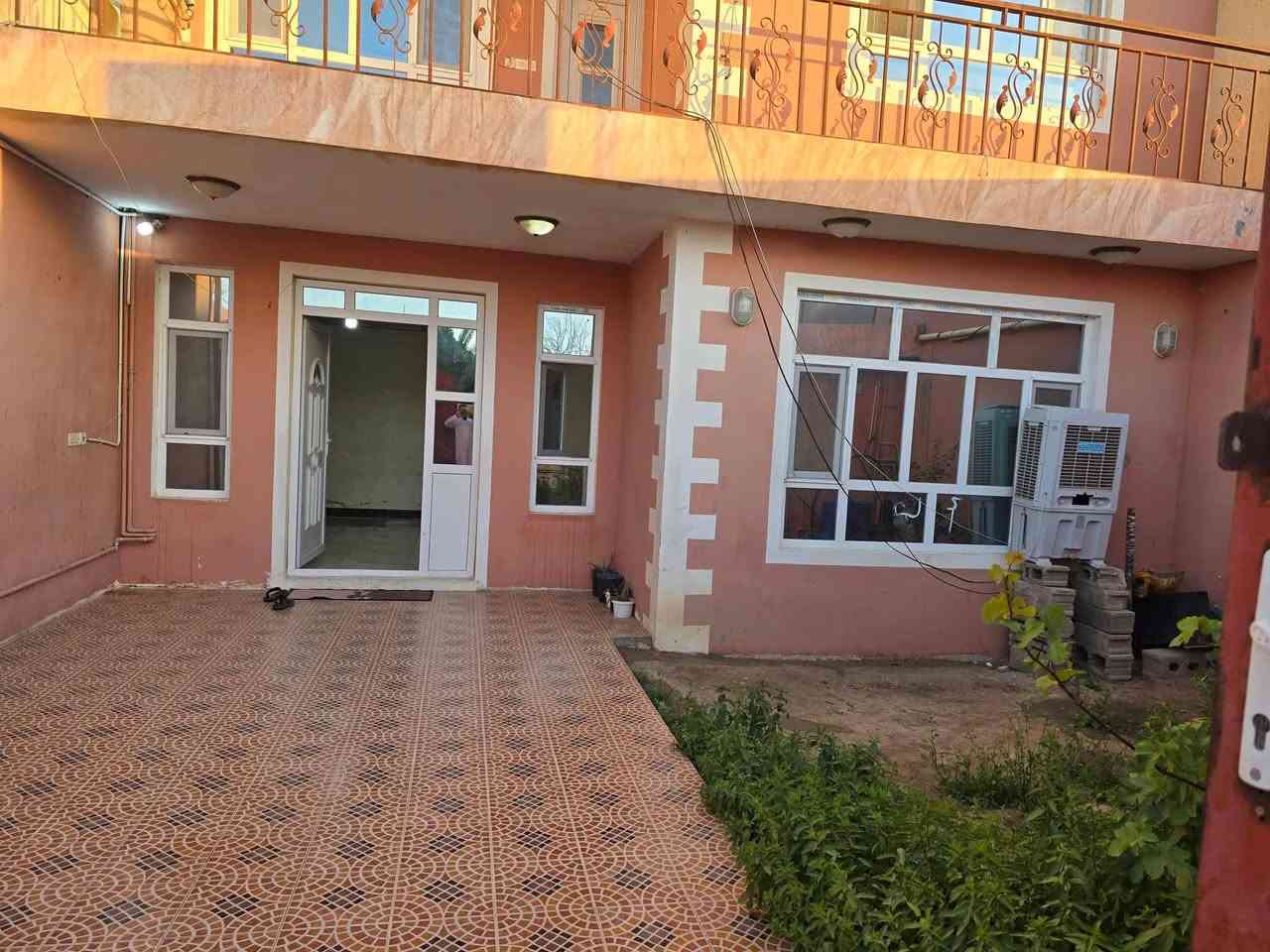 السلام عليكم 
بيت للبيع B2مرحله السمنت شارع ١٤٤ بيه اضافات ثلاث غرف طابق ثاني مع حمامات عدد ٢ الطابق الارضي غرفه استقبال مطبخ حار بارد مع صحيات خارجيه البيت يرادله ترتيب فقط السعر ٦٣ بيه مجال بسيط   لاستفسار ***********
