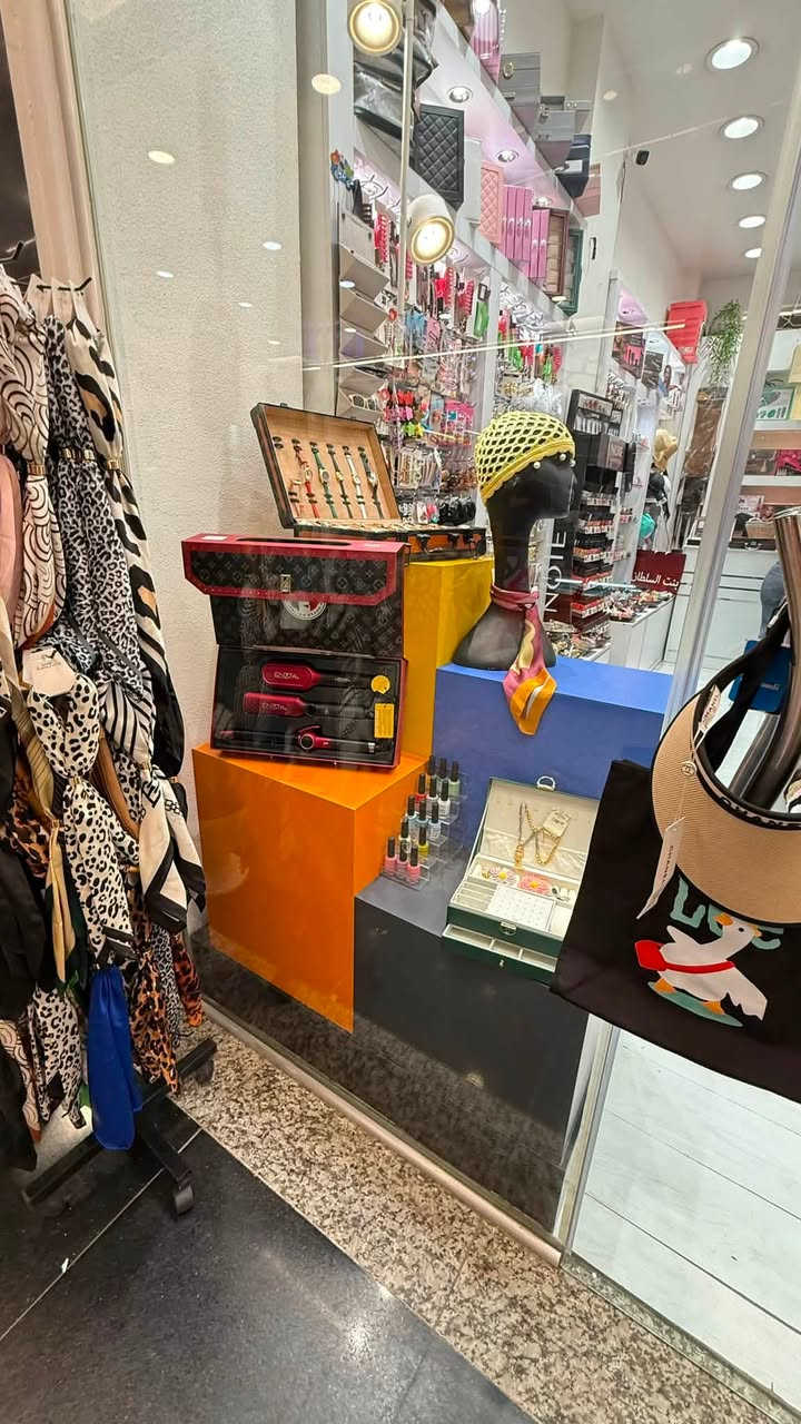 ديكور للبيع بسعر مناسب 4 فاترينات  جنكال وخزن عرض الوحده 278 سم 
وارتفاع 360 كامل السعر الوحده 150 الف فقط 
واتساب فقط ***********
