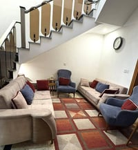 تخم ٨ مقاعد ب ٤٥٠ الف غرفه نوم نفر ونص ب ٤٥٠ الف وبيهم مجال المكان الغ...