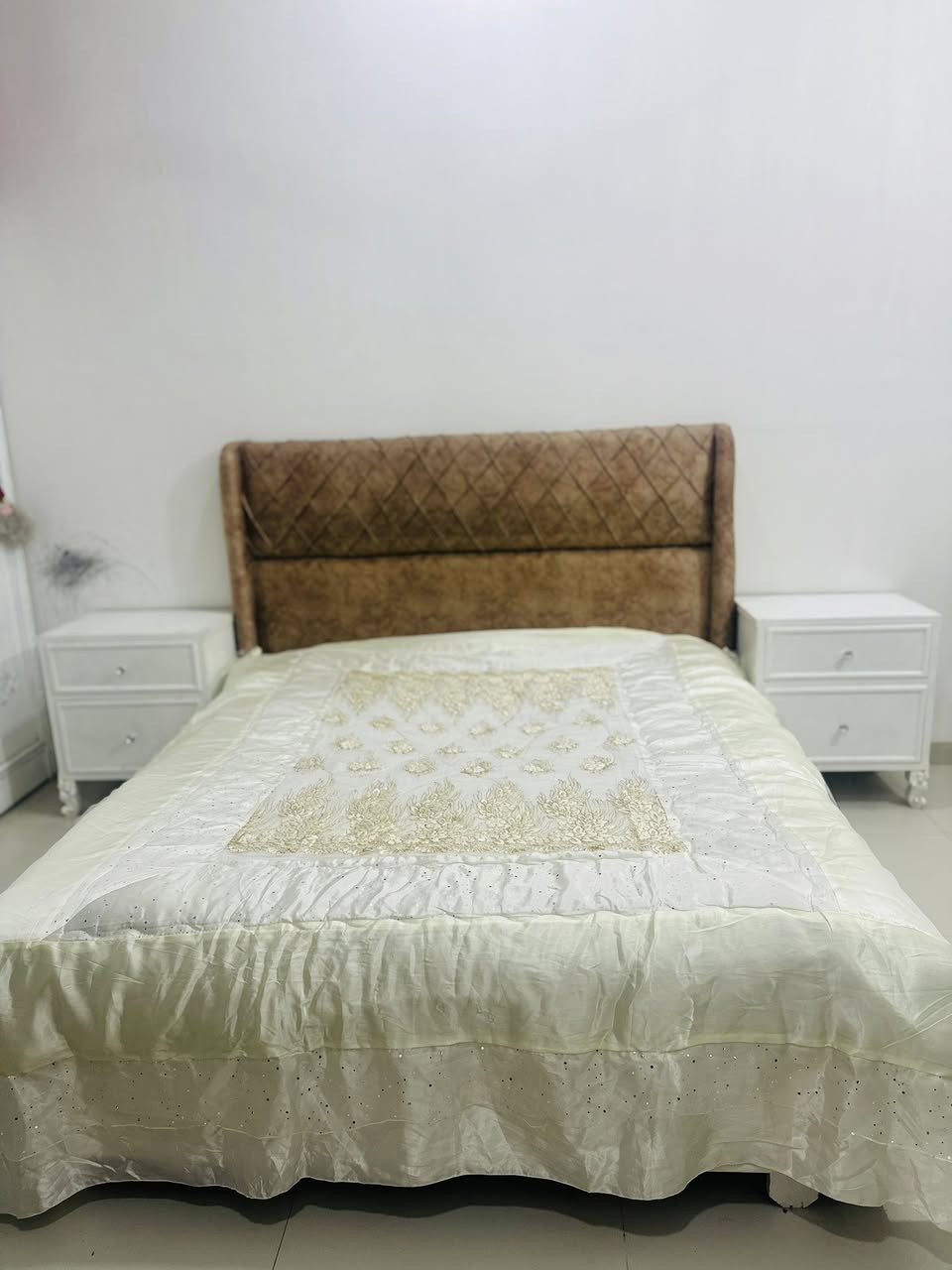 السلام عليكم
غرفة نوم للبيع ألون ابيض انجاره اصلي التصميم تركي 
الأبواب سلايت متكونه من 6 قطع 
جربايه ميز تواليت كنتور وثلاث قطع ميز 
الغرفه جديده جداً.
التصميم تركي لاكن انجاره عراقي اصلي.
المكان بابل الحله 
للاستفسار اكثر *********** واتساب اتصال موجود 
غير متواجد ع الفيس بوك
