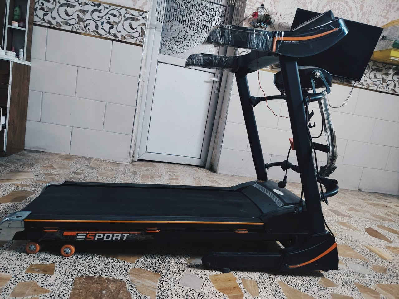 جهاز جري مع رجاج بطن جهاز نظيف واستعمال قليل السعر ٢٠٠ المكان بغداد مدينه الصدر ***********
