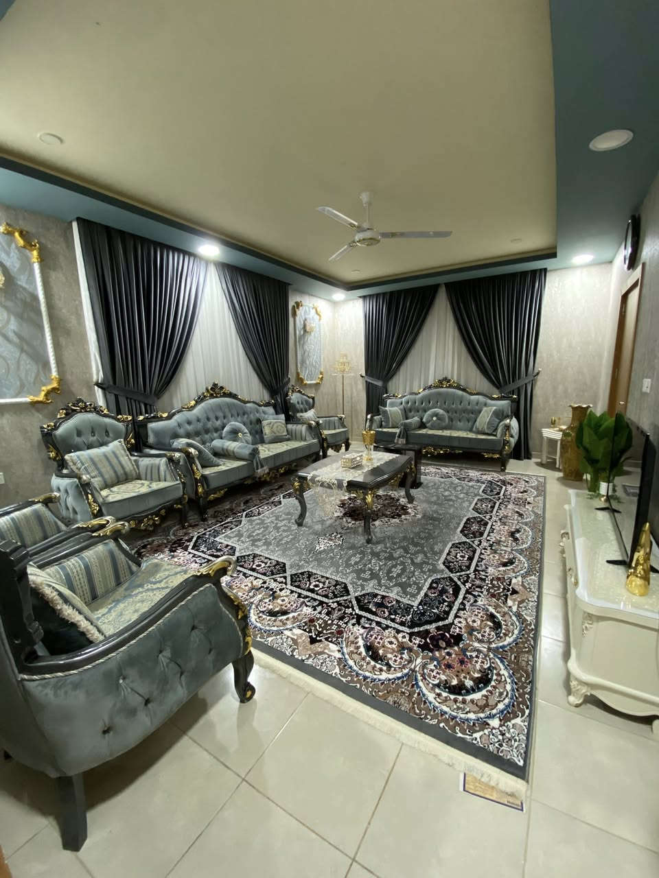 دار للبيع في مجمع بيتي الزون الأول المساحه 260 متر بالقرب من المدارس والخدمات مقابيل منتزه شارع 15 متر للاستفسار الاتصال على هذا الرقم ***********
