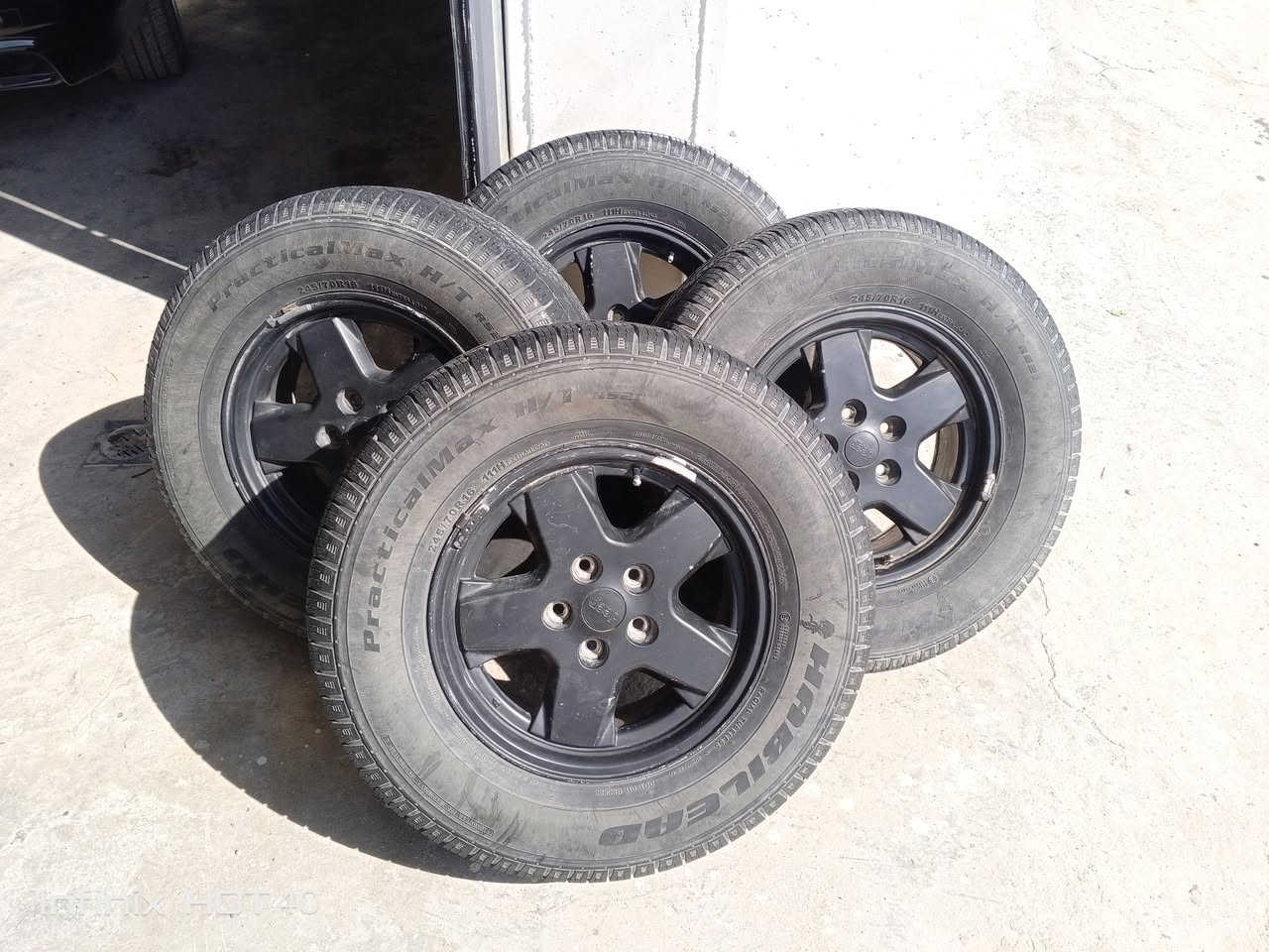 سڵاوتان لێبێت
تابوقەی جێب زۆرجوان دادەنیشێت
 تایەکان /80 پاکن
ناونیشان کۆیە 
***********
