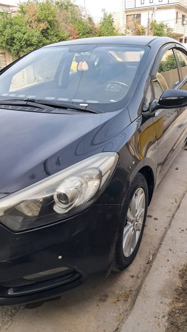 السلام عليكم ورحمة الله كيا سيراتو للبيع وكالة الشركة الدوليه  موديل2015 نظافة السياره شوف العين والفحص أن شاء الله عندي بيها باب الخلفي الأيمن بدلته أباب أصلي أثر شخط نافذ وطلقه بالقمارة بيها والسونار موضح كلشي كير مكينه جيد جدآ مكفولات من الفتح تخم تاير جديد السياره ماشيه 156الف كم السنويه بأسمي مكاني بغداد حي الجهاد السعر 113$وبها مجال بسيط للأستفسار الاتصال بالرقم ***********
