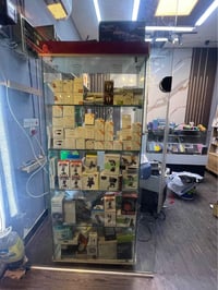 باترينات جام عدد 3 وميز و كرسي كيمنك سعر ٣٠٠ الف مكاني بغداد جديدة رقم...