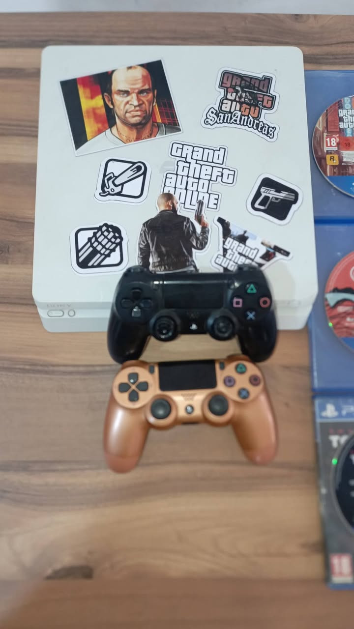 متوفر اجهزه بلي فور اسلم اونلاين ممفتوح نضام 13باندل واحد تيرا والبيض نص تيره مكاني بابل اقراص نضيفه 500 وبي مجال لا يوجد توصيل اجهزه لوك ستيكر  والجوستك السوده عطلانه ‏‪***********‬‏
