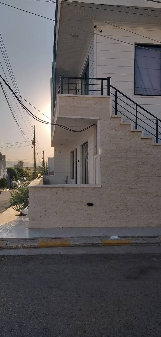 السلام عليكم 
بيت للبيع 
المنطقة : رابرين جهة المطار 
المساحة :   ١٠٠متر مربع ركن 
بيت اخو الجديد 
موبايل :
***********
***********
