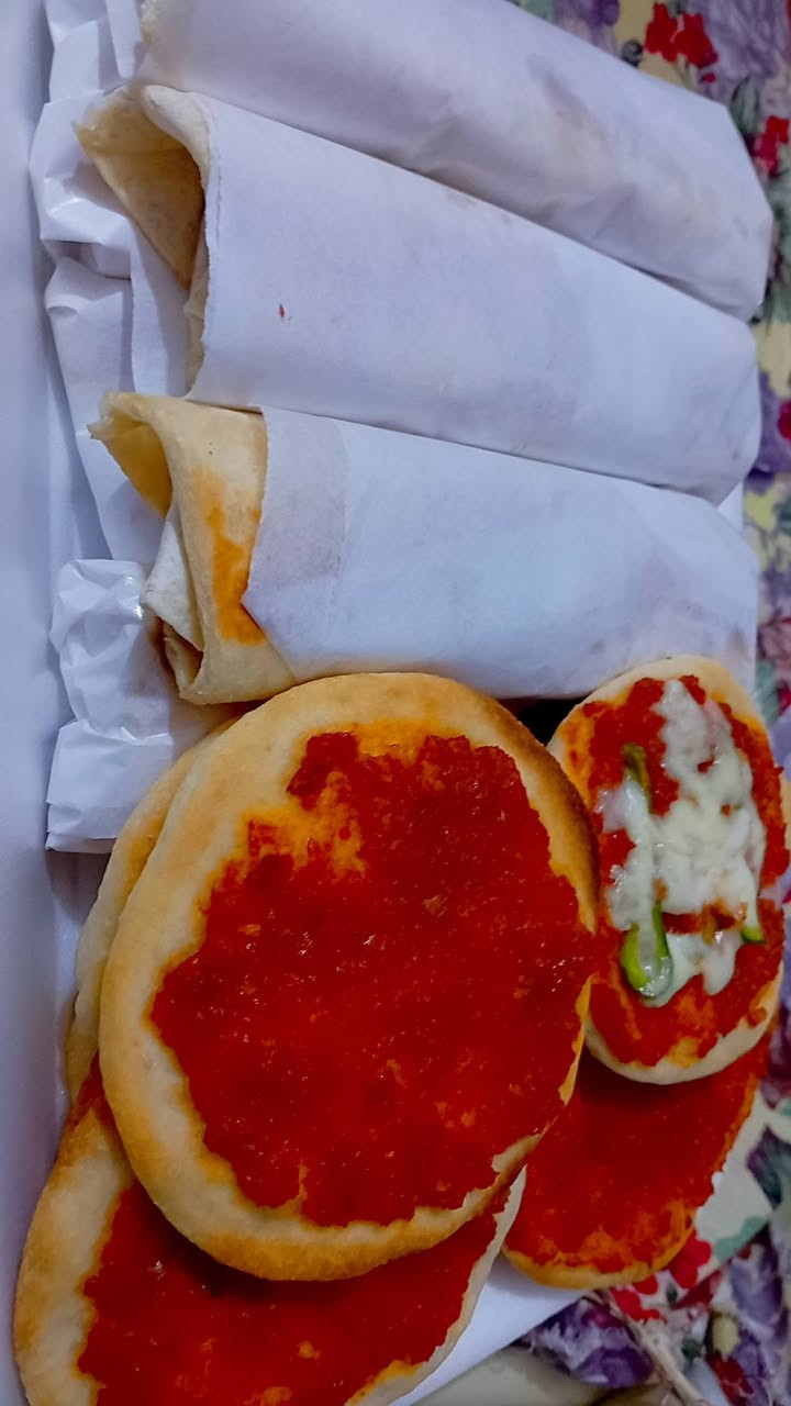 مساء الخير والعافية وفرتلكم صينيه مشكل 5 لفات صاج دجاج و4 قطع لحم بعجين و4 قطع فطائر صينيه كامله بس ب10الاف دينار تفيدكم عصرؤنيات وللطلعات السريعة وعشا وريوگ ❤️ طبعا هواي انطلبت من عندي واني نفذتها الكم ان شاء الله ❤️ إلي يريد يحجز ويدزلنه الرقم والعنوان وتوصلكم لباب بيتكم وتدللون علينااا 🫶 للحجز والاستفسار الاتصال على الرقم ***********عرؤضنا وياكم ماتخلص لعيونكم عوائلناا الطيبه 🫶  عرض الصينية العائلي بعده مستمر يجيكم بهذا الشكل والترتيب ووياها الصلصات ب10الاف دينار بيها 10لفات صاج وتوصلكم حاره لباب بيتكم طعم وهشاشة ونظافة فووول دجاج ذبح فريش مو مجمد ❤️❤️ 🫶

