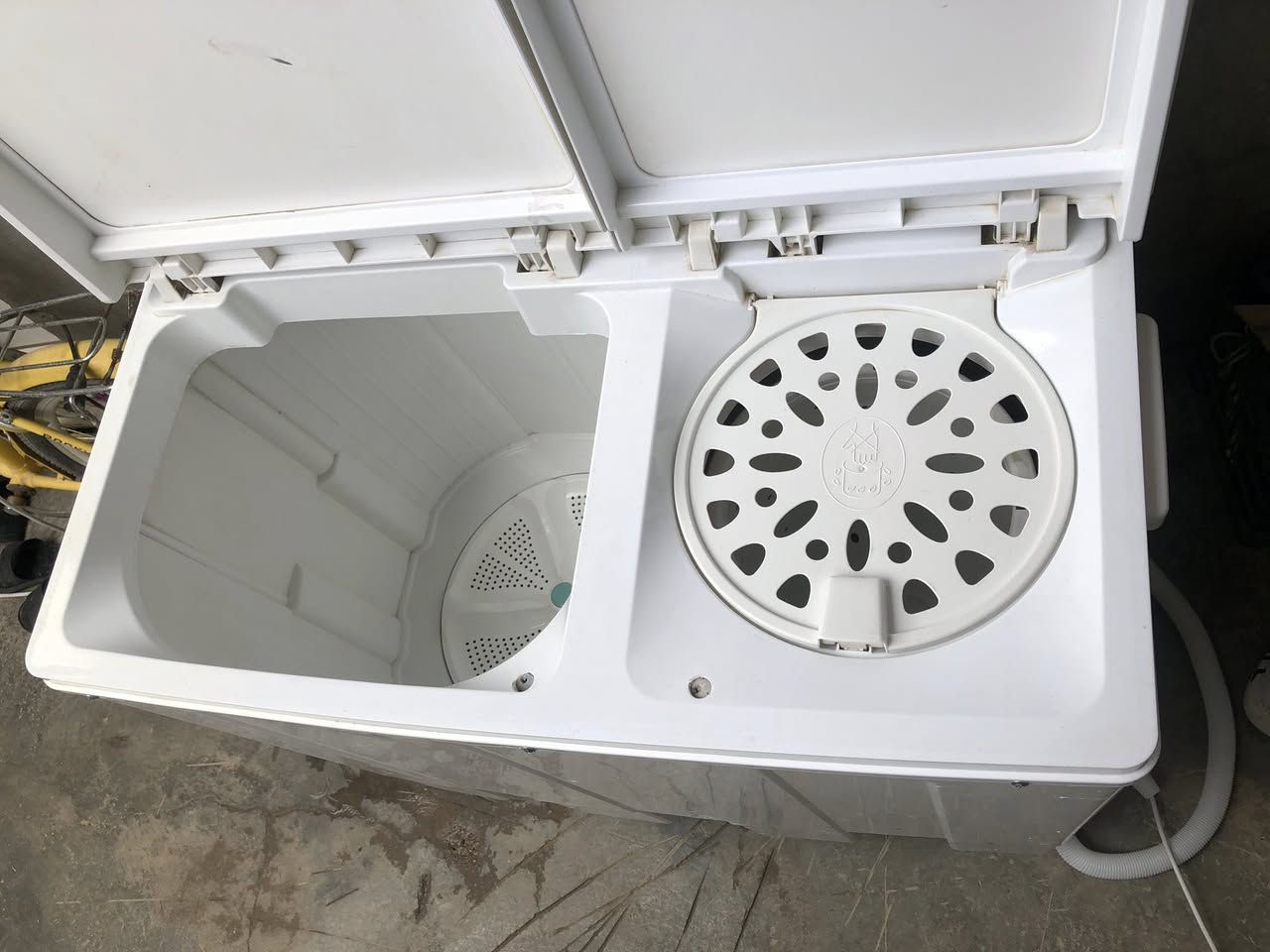 للبيع غساله
نضيف اي عيب مابي 

حجم كبير 

رقم***********
