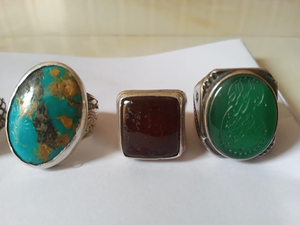 السلام عليكم ورحمه الله وبركاته 
اللهم صلي على محمد وال محمد الطيبين الطاهرين محابس للبيع يماني أخضر ويماني أحمر كرزي وثلاث بقريات وفيروزج الضفر تريد ابيعلك كلهن شلع أو مفرد

***********
