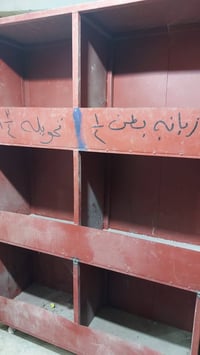 يوجد ميز او رف للمواد الانشائيةالعدد ٧ قطع كل واحد الارتفاع ٢ متر والع...