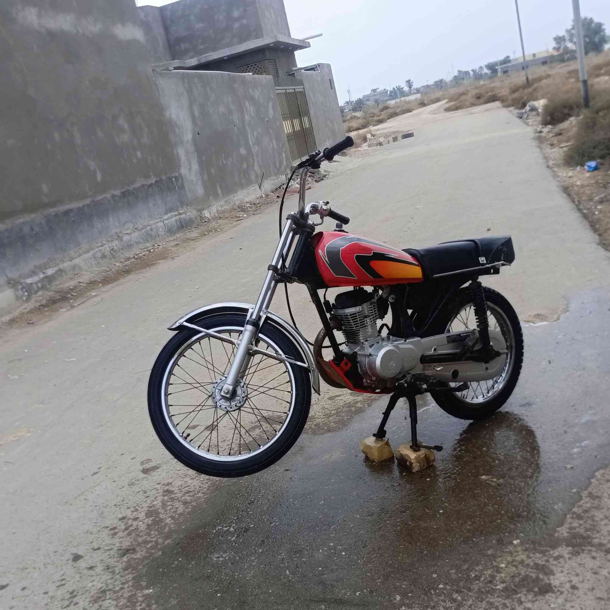 سلام عليكم شباب دراجه البيع ادوات سعره 450وبيه مجال بس الهندر ملحوم بيه خيط. تبخير مكينه حلوه شلعه ومعدل موديل 21  مكاني بصره جزيره رقم ***********
