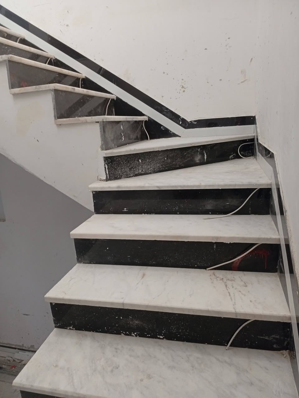 خلفه بورسلين ومرمر اشتغل ع المتر وقطعي تسليم مهندس***********
