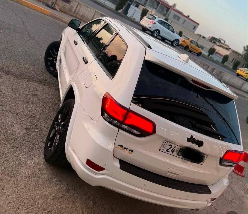 Jeep GRAND CHEROKEE 2021 

((للبيع)) 

((السياره كلين تايتل من الدعاميه لي
الدعاميه وارد امريكي 
جديدة السياره ونظيفه))

جيب كراند شيروكي ( بلاك توب ) 
موديل 2021 فور ويل 

رقم شمالي دهوك بأسمي تحويل مباشر 

اللون : ابيض 

كافة الايرباكات سليمة 

عداد المسافة :44 الف ميل 

حجم المحرك : 6سلندر (3600) 

مواصفاتها : بلاك توب 

فور ويل 

ويل 20 

بصمه دخول + تشغيل 

تشغيل عن بعد 

3 وضعيات قياده

حساس خلفي 

رادار خلفي + جانبي 

كشنات جلد + كنتاره

تدفئه المقاعد الاماميه

تدفئه الستيرن  

تحكم ستيرن  

صندوك كهرب
 
شاشة كبيرة 

وبعد بيها كثير شغلات 
سعر السيارة (300) ورقة 

عنوان السيارة / موصل 

للاتصال او للتوصل واتساب على الرقم 
***********
