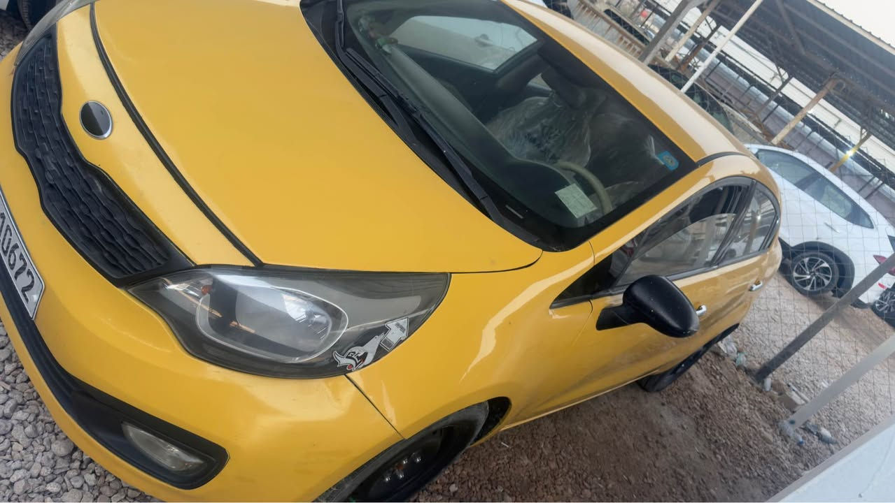 كيا ريو 2014 خليجي 1600 
رقم مثنى انكليزي 
سنويه لل29
بيه ضربه بل البنيد  ومصلح نفسه  جهت السايق بدون دواخل بدون ارباك 
كير حداديه مكينه تبريد  باتري تايرات كله تمام 
السعر 85 وبيه مجال بسيط 
العنوان / ديوانيه مركز 

*********** ديوانية, القادسية
