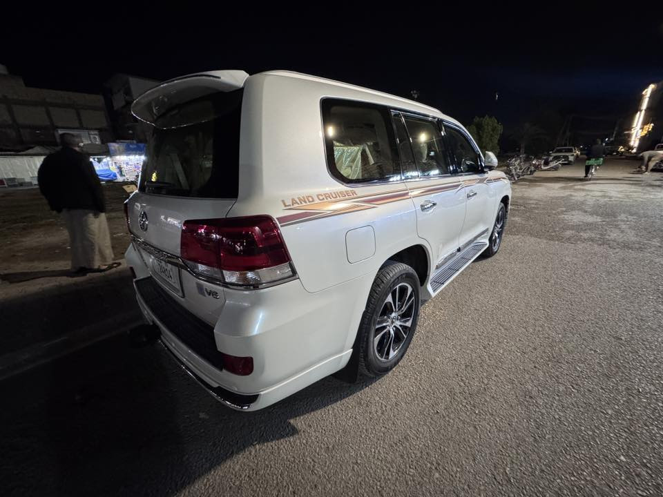 السلام عليكم لاندكروز 2021 بريم اصل ماشية 33 حقيقي جديده جدا رقم بغداد بسمي تحويل ثاني يوم السعر 635 وبيها مجال مكاني كربلاء ***********
