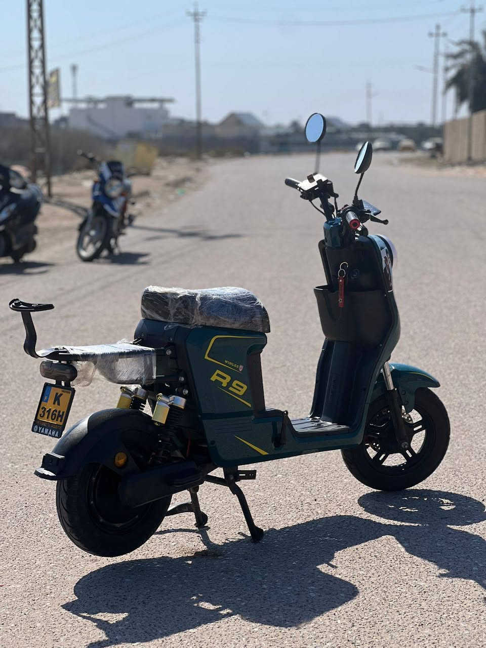 دراجة شحن نوع R9 ونلي كوريا استخدام قليل جدا الدراجة نضيفة كلش مواصفتها شاشة ايباد وبلوتوث ورباعيه واشاير وتشغيل عن بعد وقفل وفتح ولايت زنون مابيها اي شي فقط القاعدة مالت الرجلين بيها فطر موجود بالصورة سعرها ٤٠٠ الف وبيها مجال للشراي للتواصل على هاذ الرقم واتساب وشريحة *********** العنوان البصرة ابو الخصيب باب ميدان
