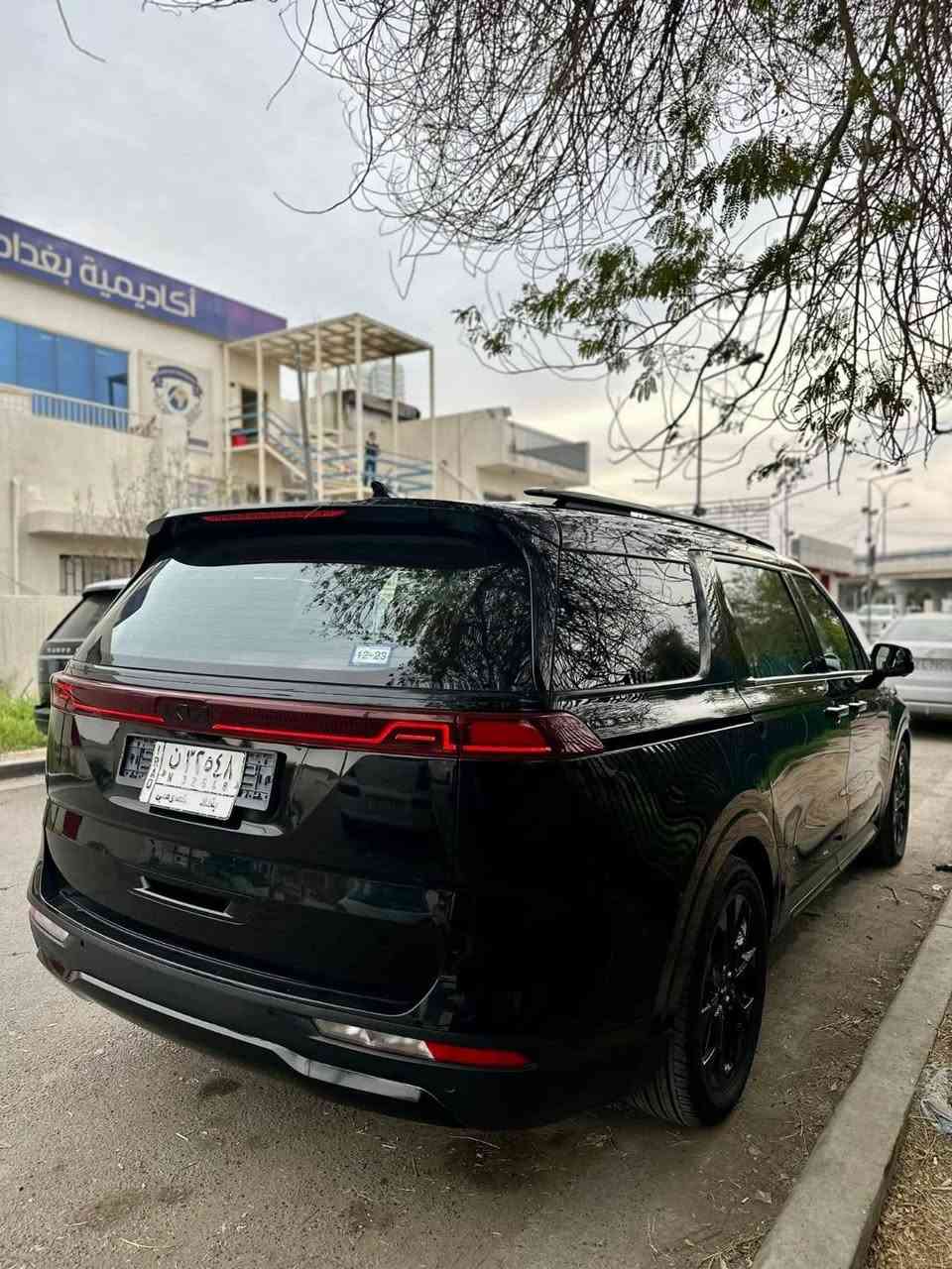 السلام عليكم
كيا كــرنفال 
بـــرستيج VIP 

الموديل 2022 
المواصفات فول 1/1 
اللون اسود ملكي 
حجم المحرك 3.5L V6 
عدد المقاعد 7 راكب 
لون الداخل مشمشي 
لدات امامي وخلفي 
رادارات امامية و جانبية
شاشة ديجتال متصل 
شاشات خلفية
كشنات تدفئة وتبريد
كشنات كهرباء
كشنات خلفية VIP 
دبل بانوراما 
ابواب و جنطة كهرباء 
تبريد 3 قطع 
كامرات عدد 5 
كامره داخلية بالمقصورة
رقم بغداد باسمي 
وبعد هواي مواصفات 
السعر30,000 وبيها شي بسيط 

• وارد امريكي حادثها دعامية خلفية فقط وتعتبر ( كلين ) وبدون ايرباك والسياره من امريكا جاية ( بلاك أدشن ) 

• ملاحظة : السياره جديدة جدا و استخدام شخصي وعليها تخم تاير جديد +هزة جديدة ورقم انكليزي جديد + دهن وبالعافية على الياخذها 

***********

• مكان السيارة بغداد البلديات
