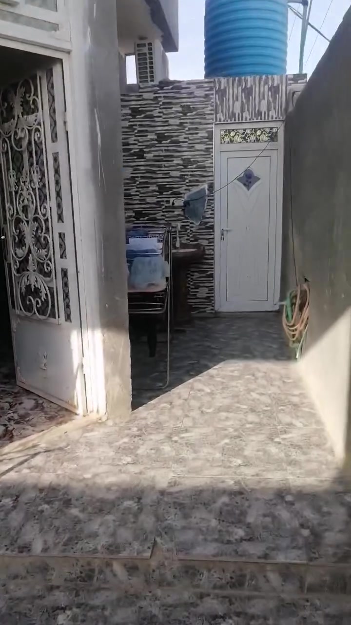 بيت البيع طابو زراعي مساحته البيت 220بيت جديد قاطين يحتوي عله 5قرف مكان لبيت قرب مطعم سبتي عله مشروع يم منصور ابو حسن رقم ***********
