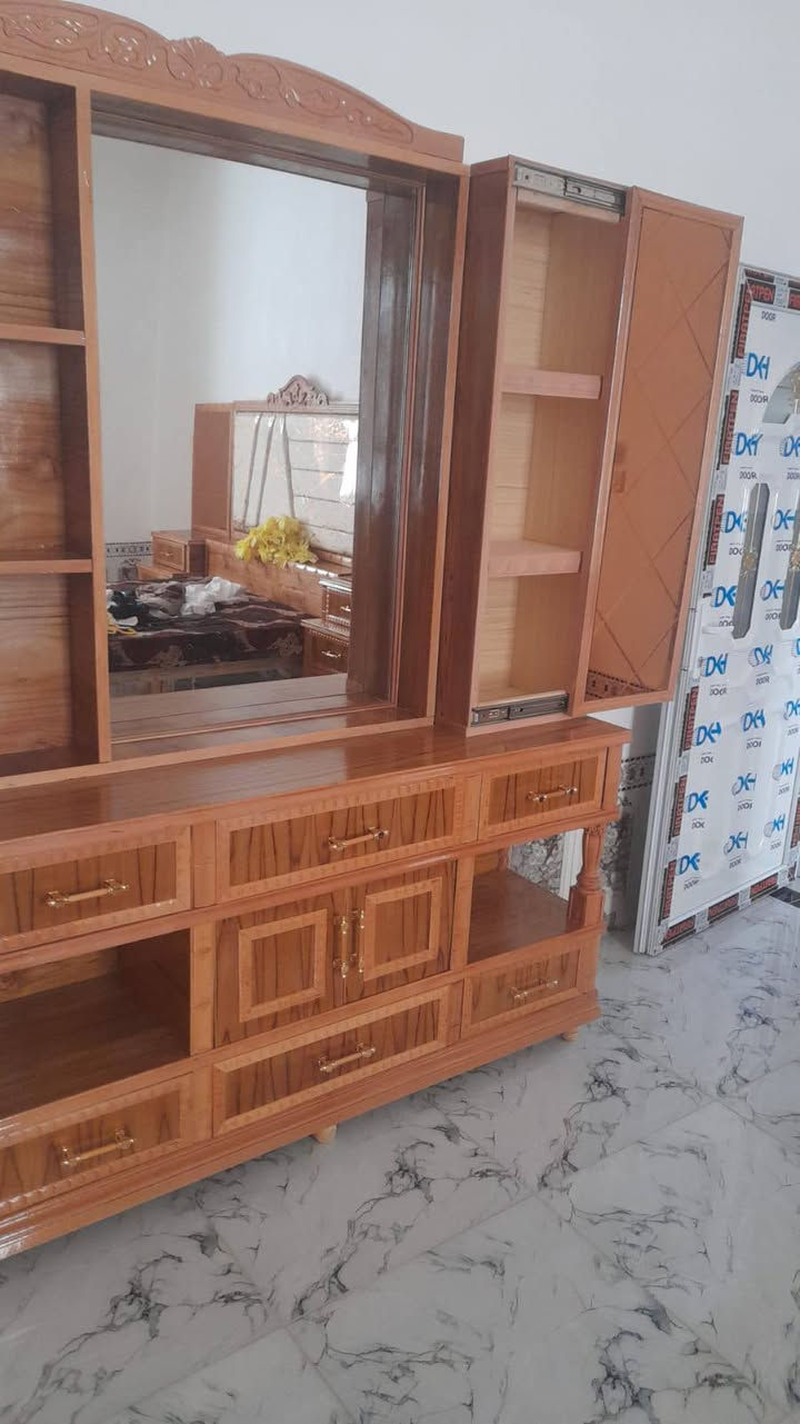 سلام عليكم من رخصت الادمن غرفه خشاب للبيع حطاطه جديده ما مستخدمه ابد  للستفسار ***********
