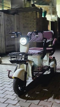 للبيع دراجة كهربائية نظيفة جداً نوع: ثلاثية (مريحة وثابتة) حالتها: شبه...